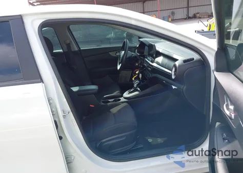 2021 Kia Forte Lxs z USA, uszkodzony, nr VIN 3KPF24AD9ME330892